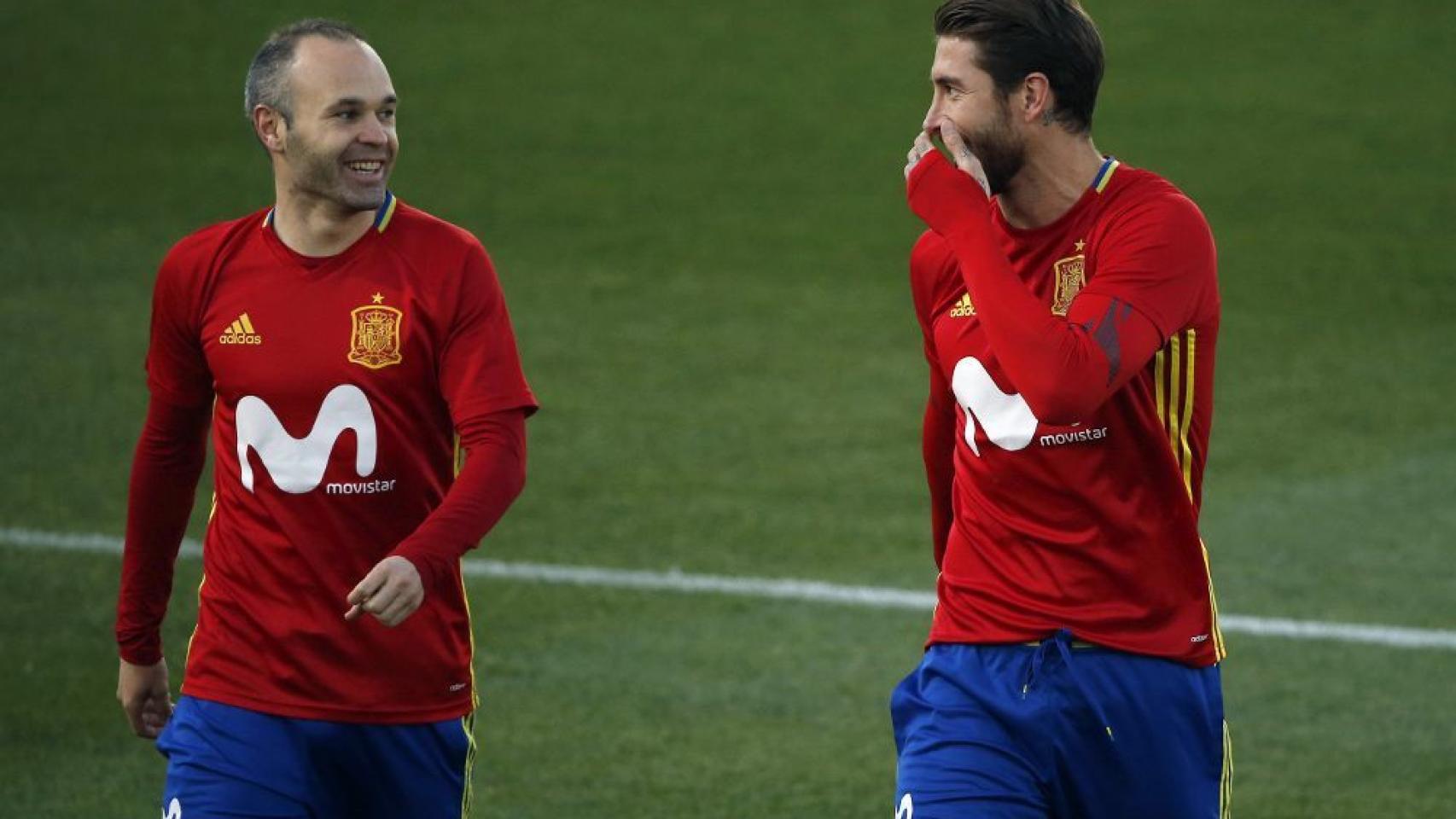 Iniesta y Ramos durante un entrenamiento de la selección.