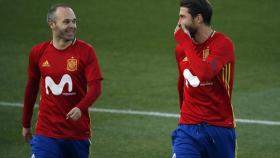 Iniesta y Ramos durante un entrenamiento de la selección.