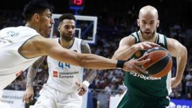 Gustavo Ayón y Taylor pelean un balón ante el Panathinaikos. Foto: euroleague.net