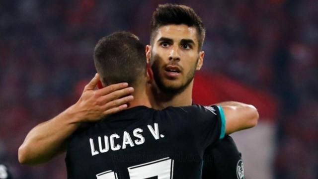 Lucas Vázquez abraza a Asensio tras su gol al Bayern