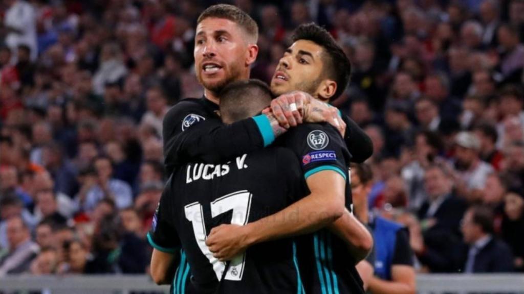 Lucas Vázquez y Ramos celebran el gol de Asensio