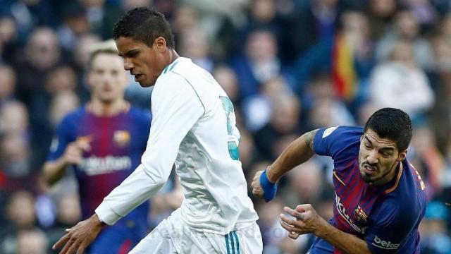 Varane y Luis Suárez, en El Clásico