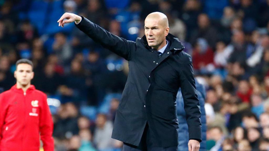 Zinedine Zidane dando órdenes desde el banquillo  Foto: Pedro Rodríguez/El Bernabéu