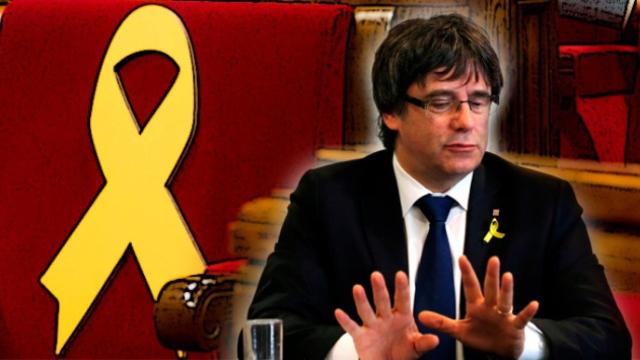 Carles Puigdemont y un lazo amarillo en uno de los escaños vacíos.