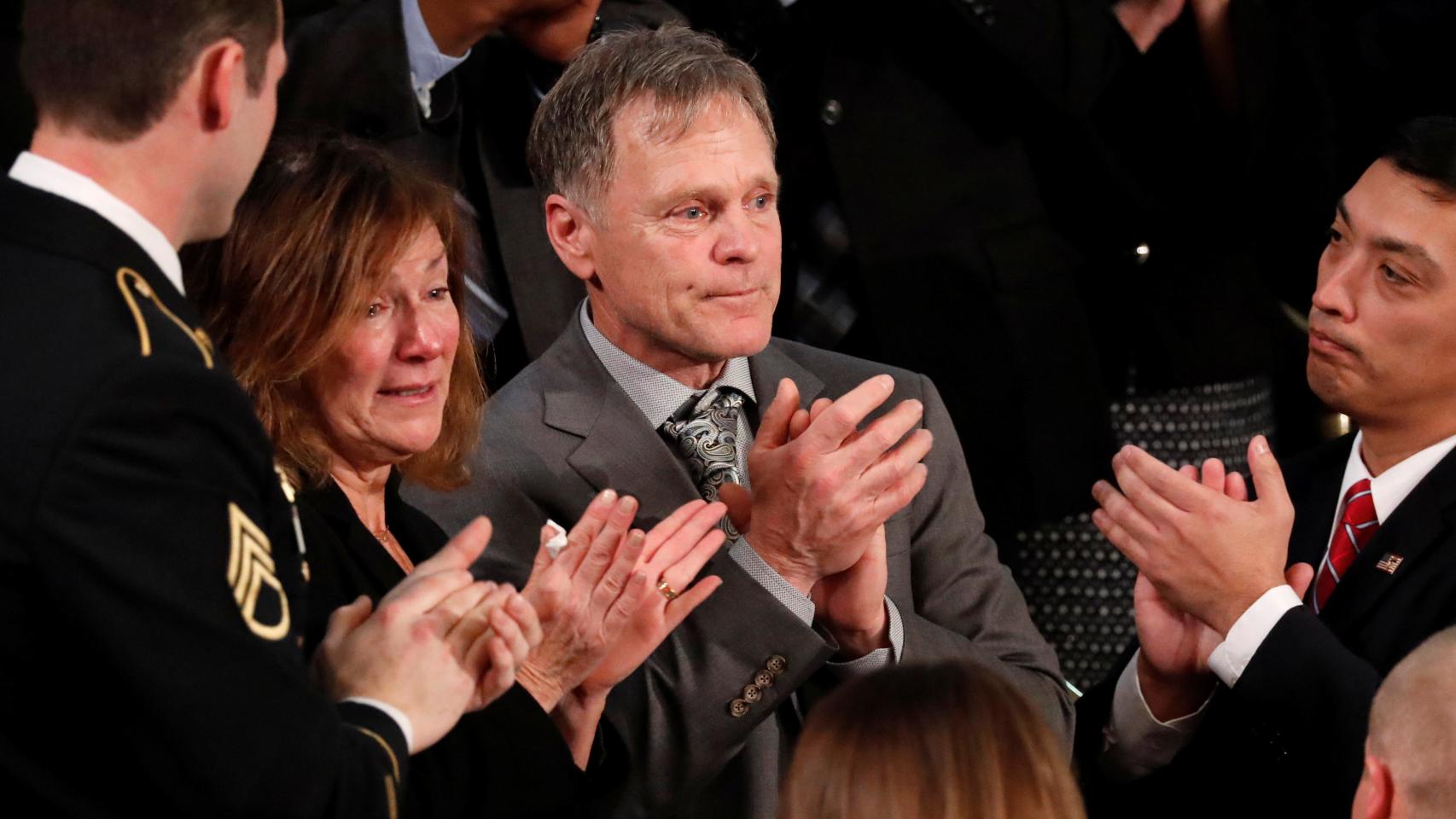 Los padres de Otto Warmbier aplauden el discurso del Estado de la Unión de Trump del pasado mes de enero.