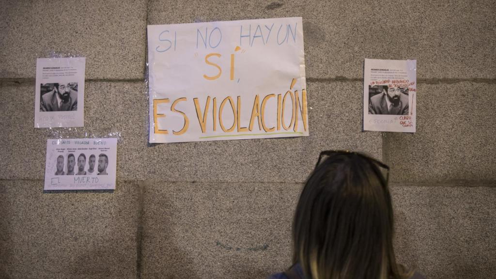 Los carteles en la manifestación feminista del día que se conoció la sentencia de 'la Manada' atacaban la decisión del juez González.