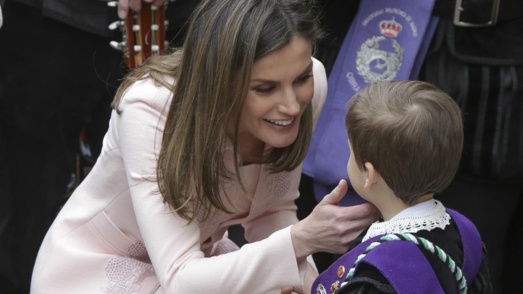 Letizia se deshace en caricias con un niño.