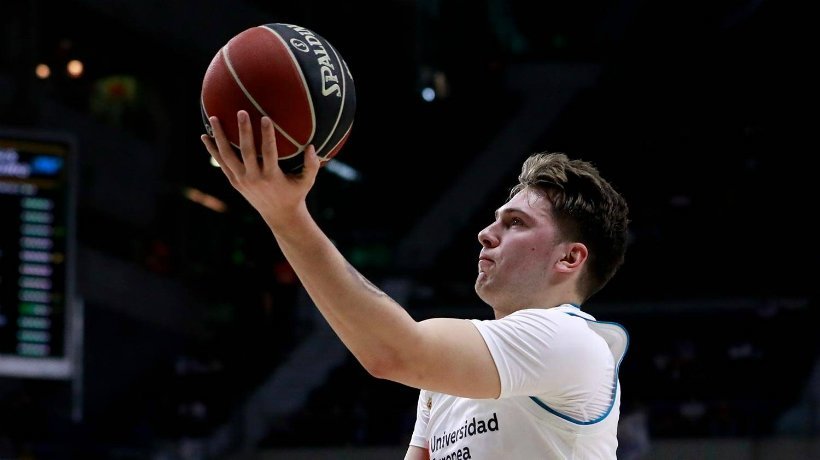 Doncic entrando a canasta durante un encuentro de ACB