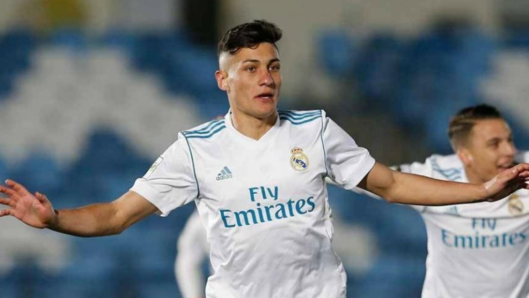 Óscar celebra su gol con el Castilla