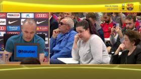 Iniesta y su familia durante la rueda de prensa. Imagen de FC Barcelona TV