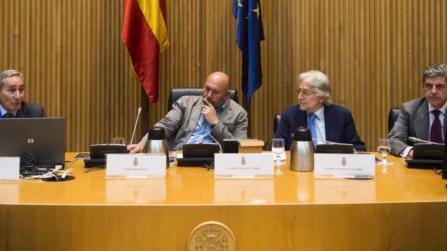 Julio Linares, presidente de la Comisión de Sociedad Digital de CEOE, en la presentación en el Congreso de los Diputados.