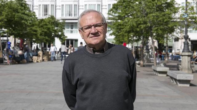 Emilio La parra en la madrileña Plaza Santa Ana durante su entrevista con EL ESPAÑOL.