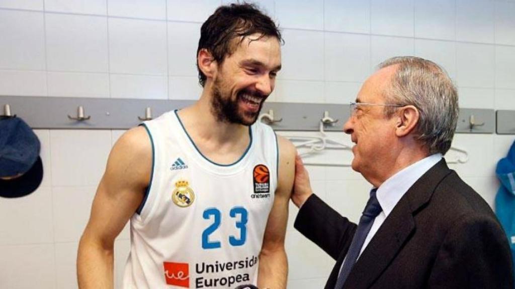 Sergio Llull es felicitado por Florentino Pérez