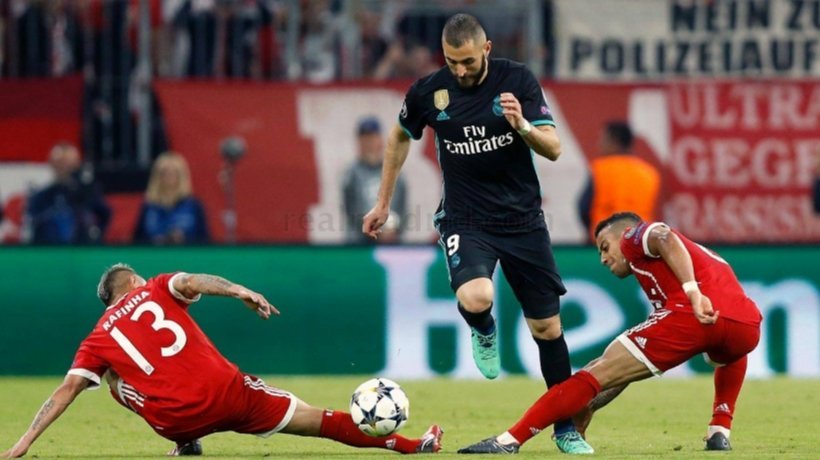 Rafinha intenta frenar a Benzema