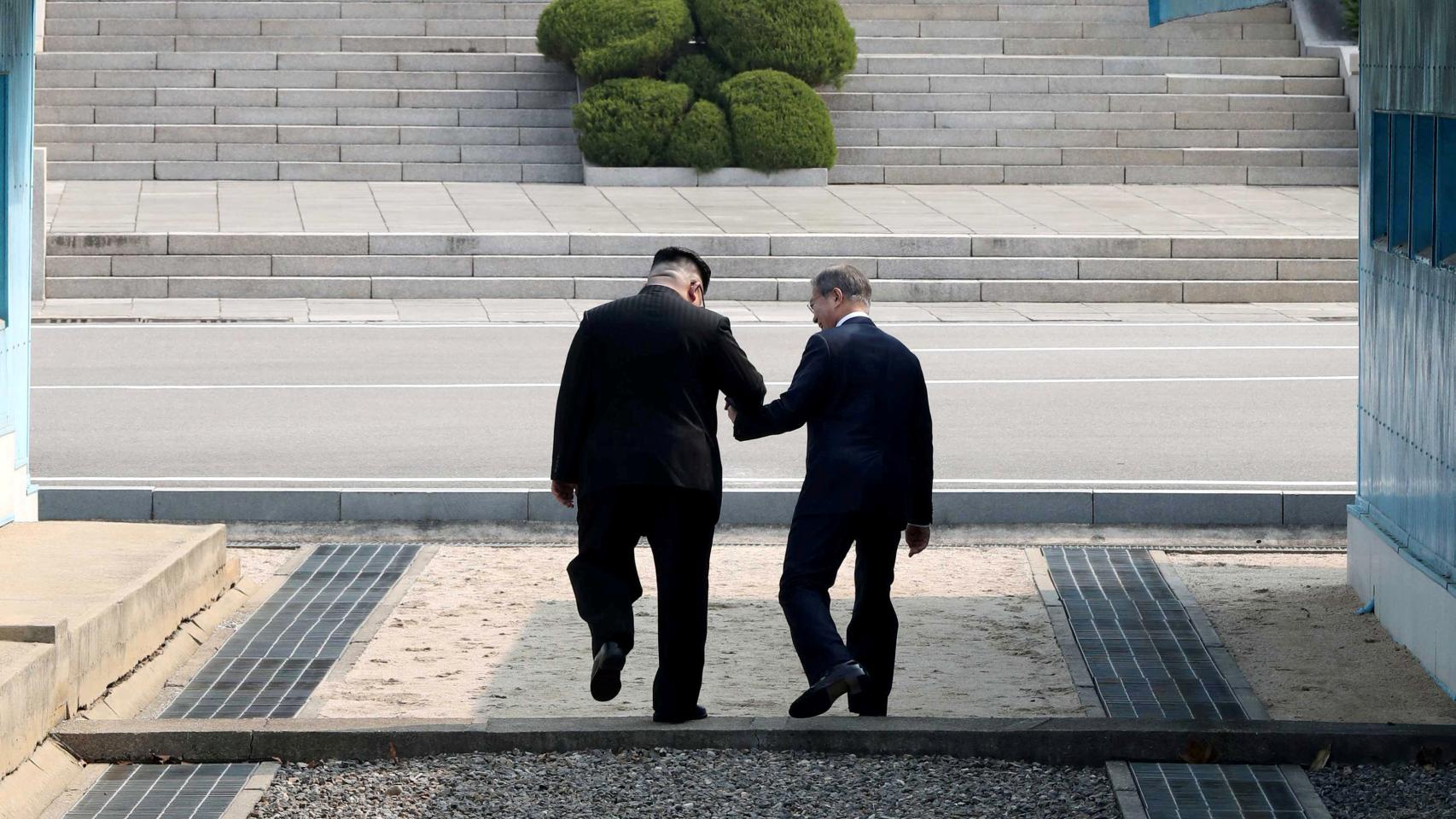 El presidente surcoreano y Kim Jong-un, juntos en la zona desmilitarizada