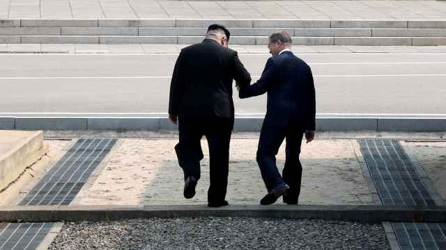El presidente surcoreano y Kim Jong-un, juntos en la zona desmilitarizada
