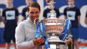 Nadal, con el trofeo de campeón del Conde de Godó.