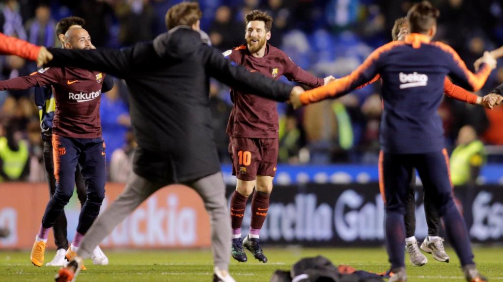 Los jugadores del Barcelona celebran el título de Liga en Riazor.