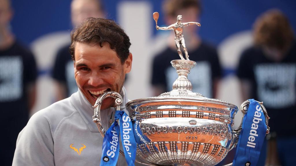 Nadal, con el título de campeón en el Godó.