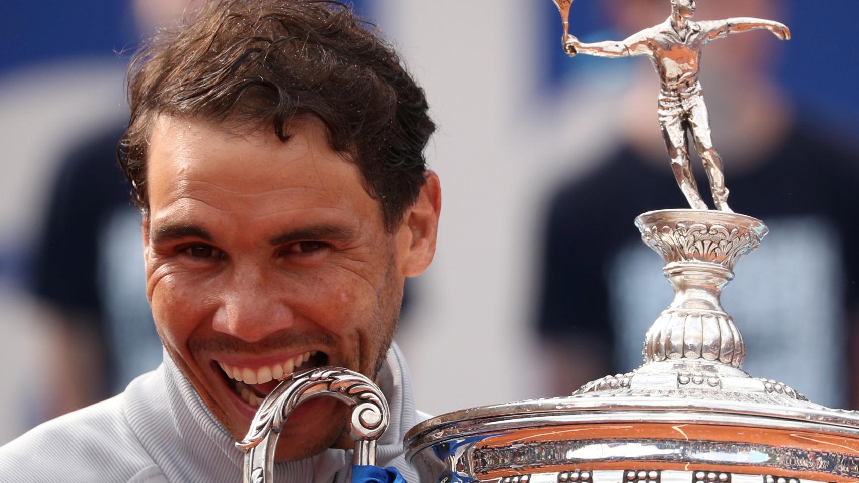 Rafa Nadal mordió por undécima vez el trofeo del Conde de Godó. / Reuters