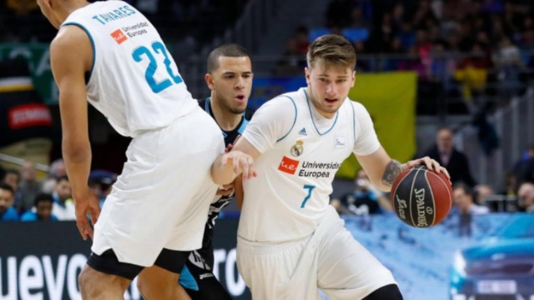 Doncic aprovecha el bloqueo de Tavares ante Estudiantes