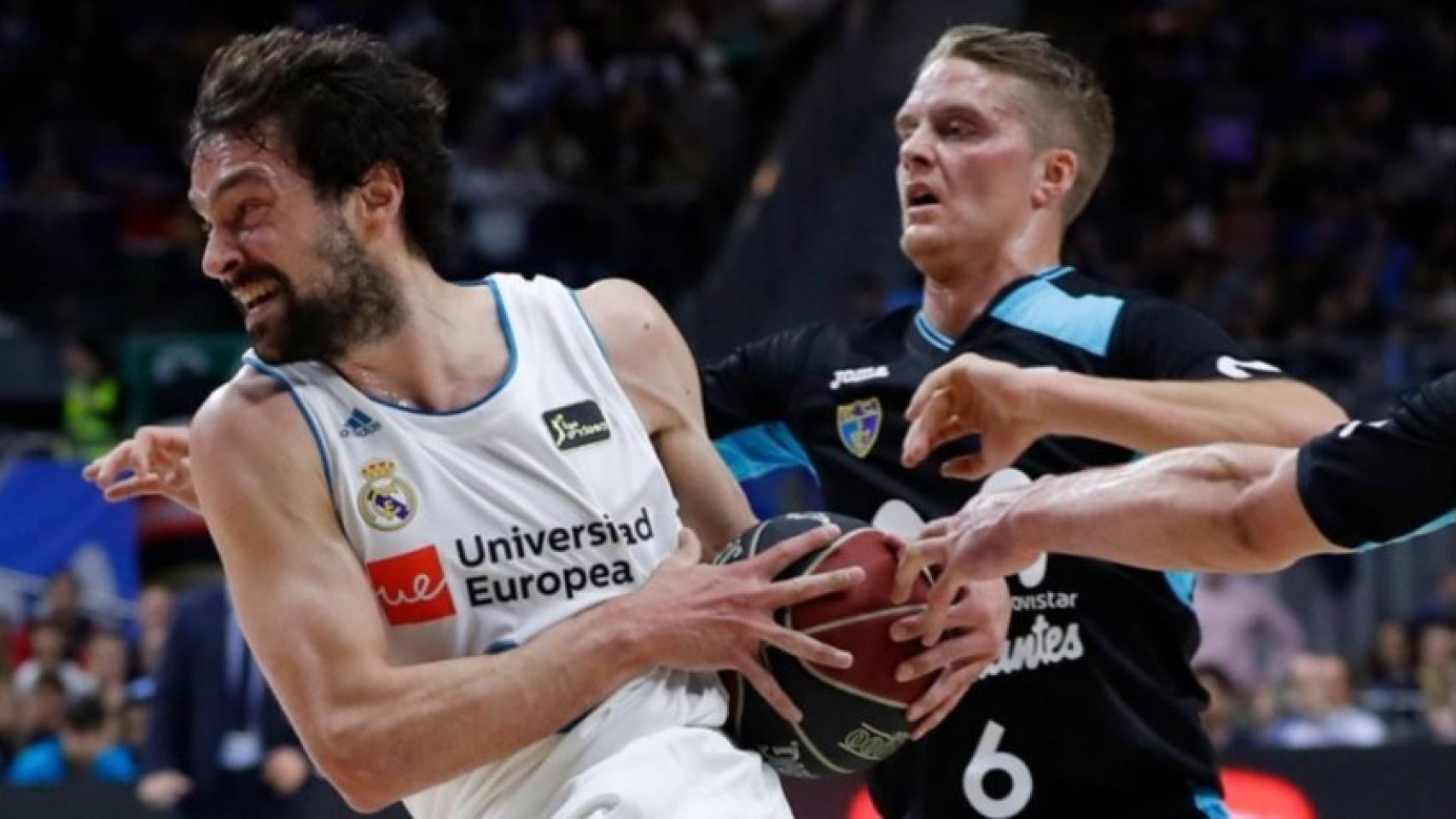 Sergio Llull defiende un balón ante un rival. Foto: Twitter (@RMBaloncesto)