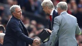 José Mournho felicita, junto a Álex Ferguson, a Arsene Wenger con motivo de su adiós