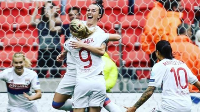 Lucy Bronze celebra su gol junto a sus compañeras. Foto: Twitter (@LucyBronze)