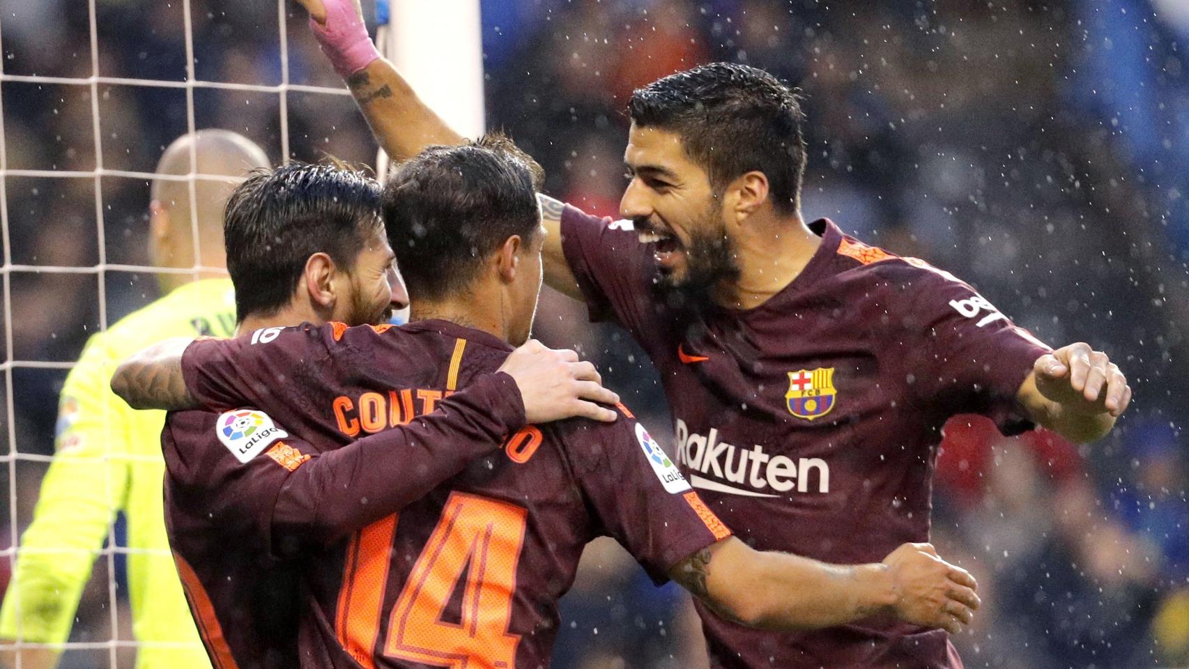 Luis Suárez, Messi y Coutinho celebran un gol en La Coruña.