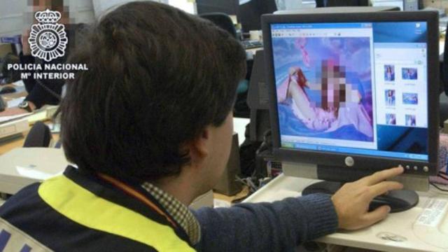 Un agente de la Policía Nacional investiga imágenes de pornografía infantil