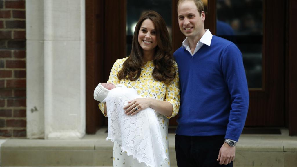 Los duques de Cambridge con la princesa Charlotte.