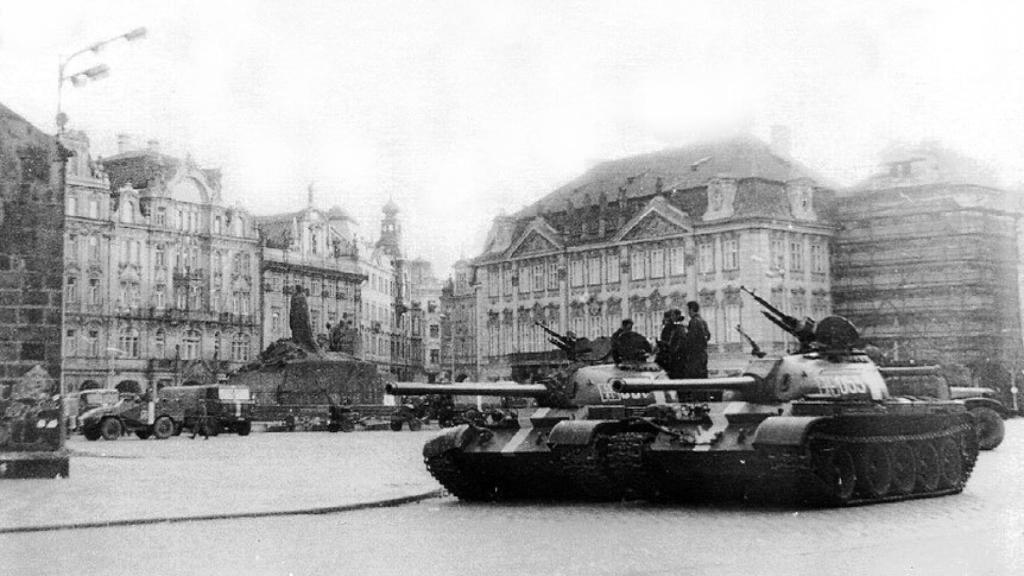Tanques soviéticos en la ciudad de Praga