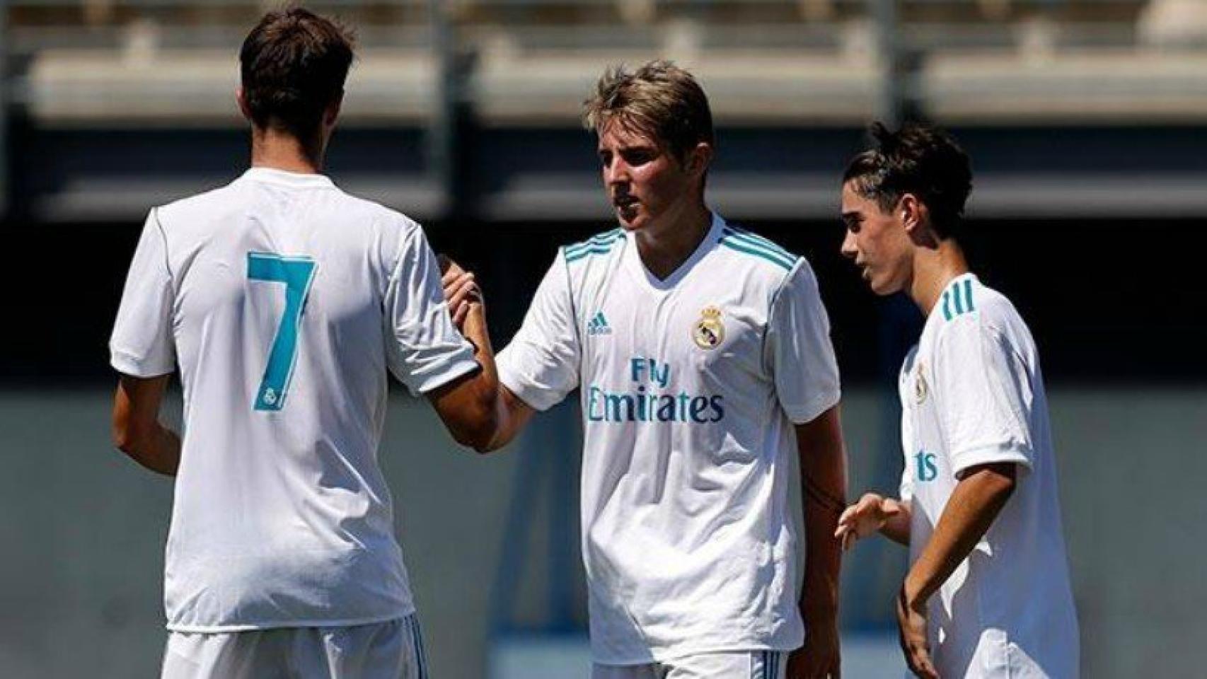 Los jugadores del Juvenil B celebran un gol