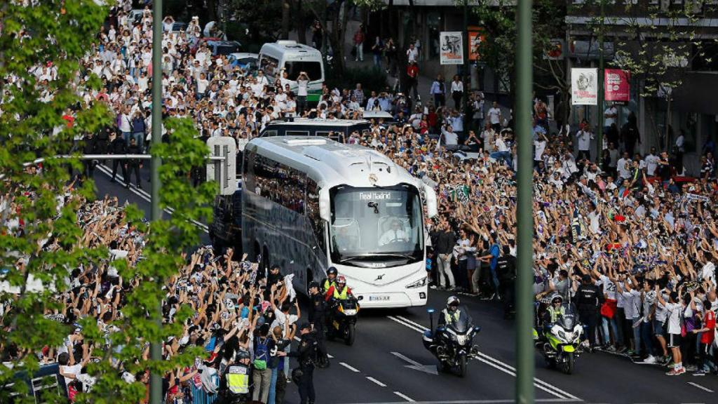 Espectacular recibimiento de los madridistas al autobús merengue