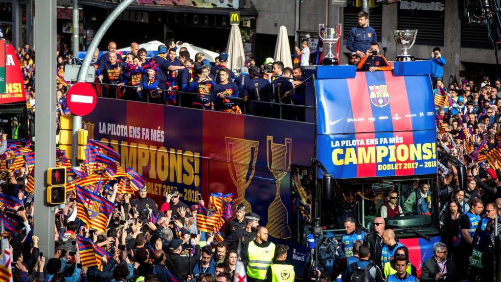 El autobús del Barcelona, en un momento de la celebración.