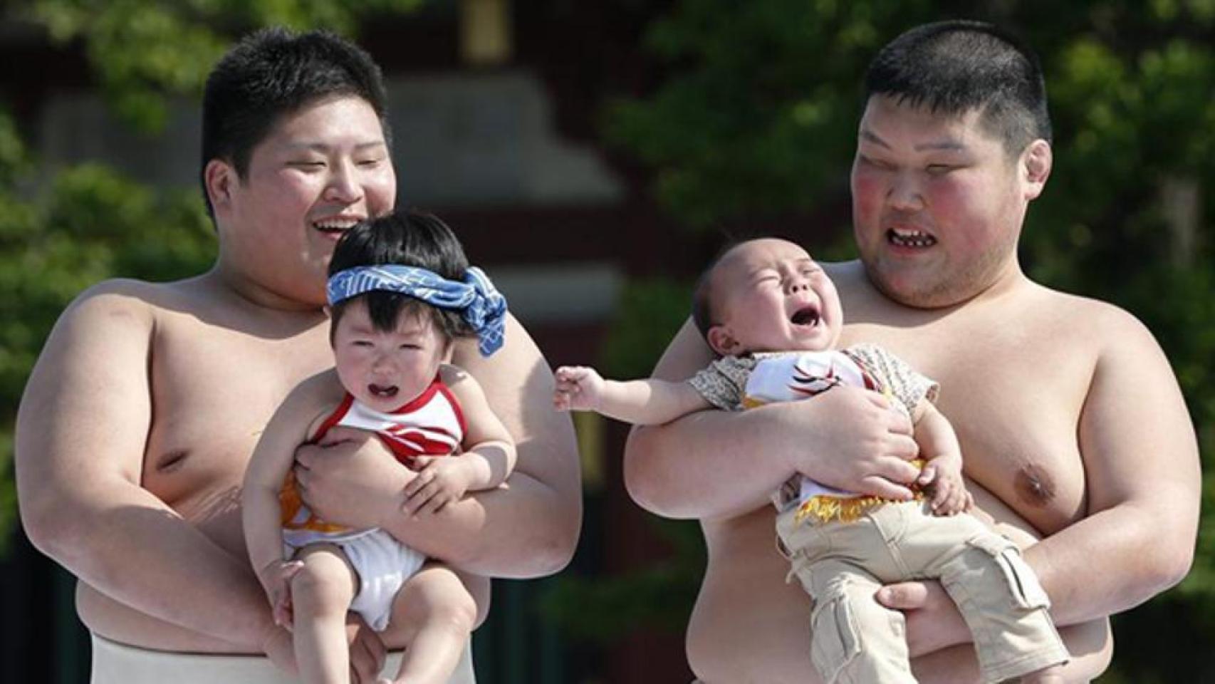 Dos bebés desempatando para ver quién se proclama ganador de Naki Sumo.