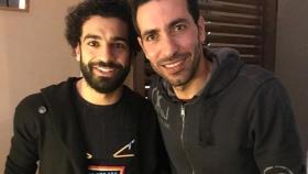 Mohamed Salah, a la izquierda, junto a Aboutrika, a la derecha.