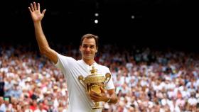 Roger Federer, con el trofeo de campeón de Wimbledon en 2017.