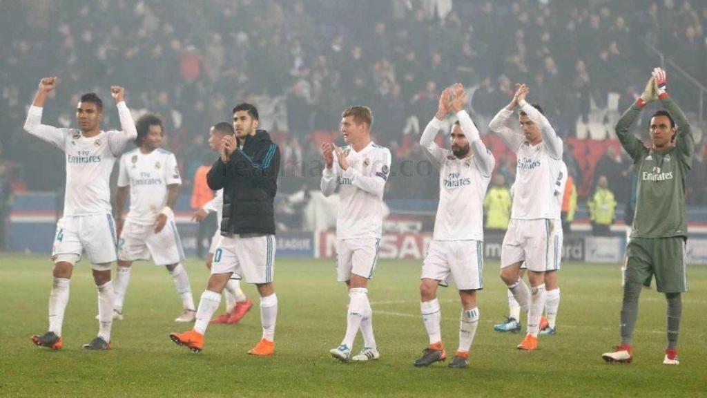 Los jugadores del Real Madrid celebran en el Parque de los Príncipes