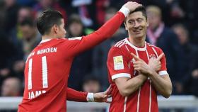 James celebra un gol con Lewandowski. Foto fcbayern.com