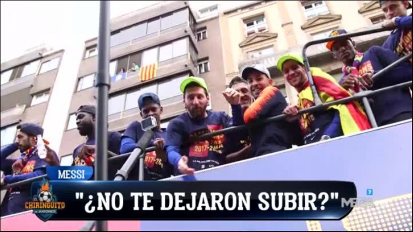 Vídeo | El espectáculo de Soria en la rúa del Barça: colegueo con Piqué y abrazo con Messi