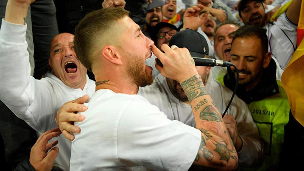 Sergio Ramos con los aficionados del Santiago Bernabéu Foto: Twitter (@ChampionsLeague)