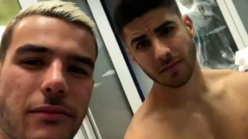 Theo en el vestuario junto a Asensio. Foto Instagram (@theohernandez)