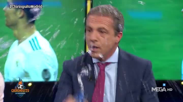 Cristóbal Soria rompe una botella de agua en El Chiringuito. Foto: Twitter (@elchiringuitotv)