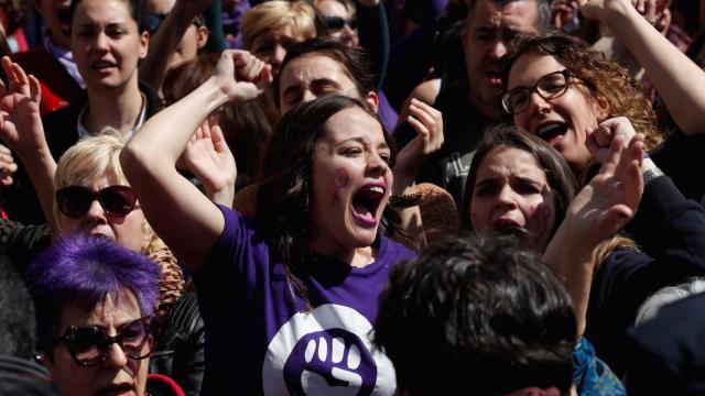 Manifestantes en la Puerta del Sol este miércoles, día de la Comunidad de Madrid.