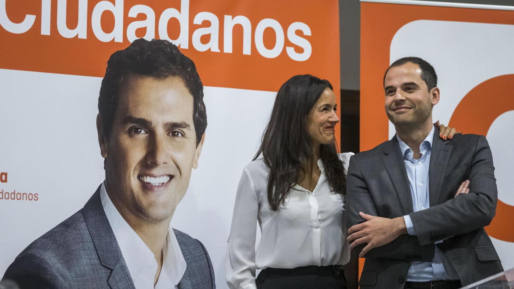 Begoña Villacís e Ignacio Aguado ante un cartel electoral de Albert Rivera.