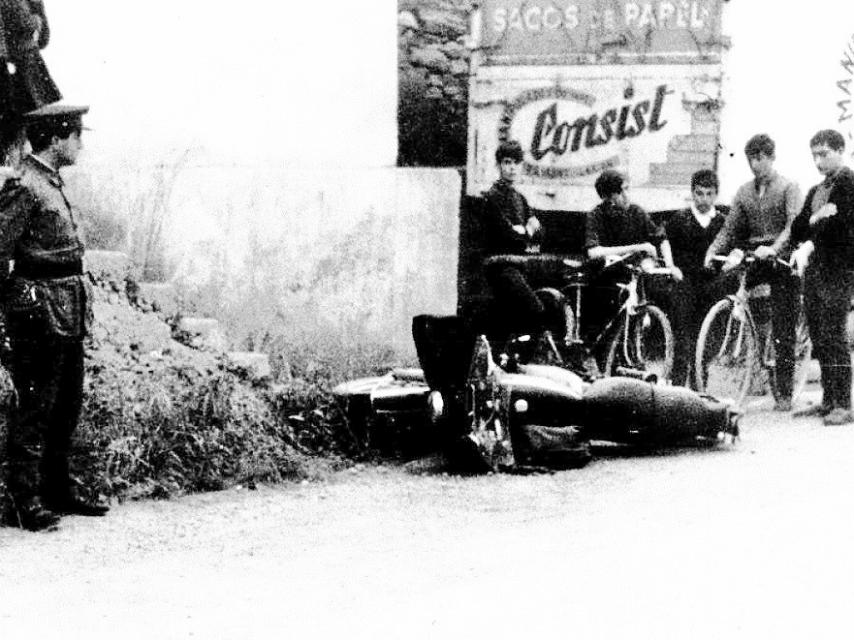 Un grupo de personas observa la moto de José Antonio Pardines después de su asesinato.