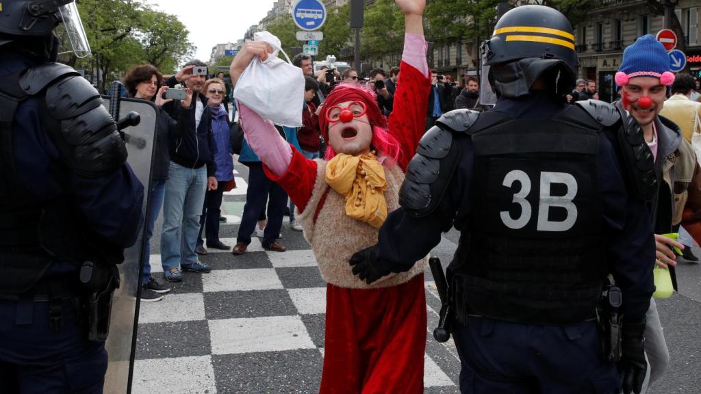 Un manifestante disfrazado de payaso durante la manifestación sindical del Primero de Mayo en París.