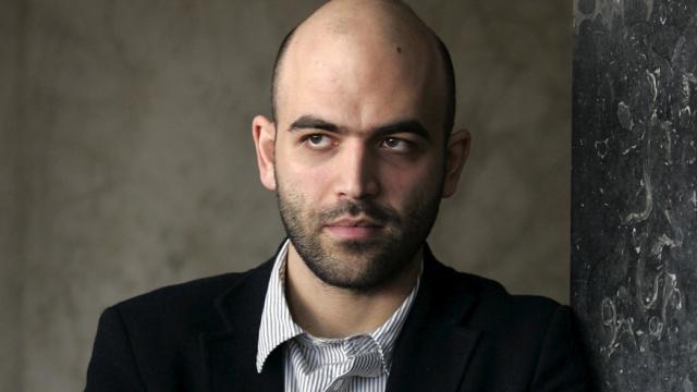 Roberto Saviano, autor del libro Gomorra, es un periodista que vive amenazado por La Camorra.