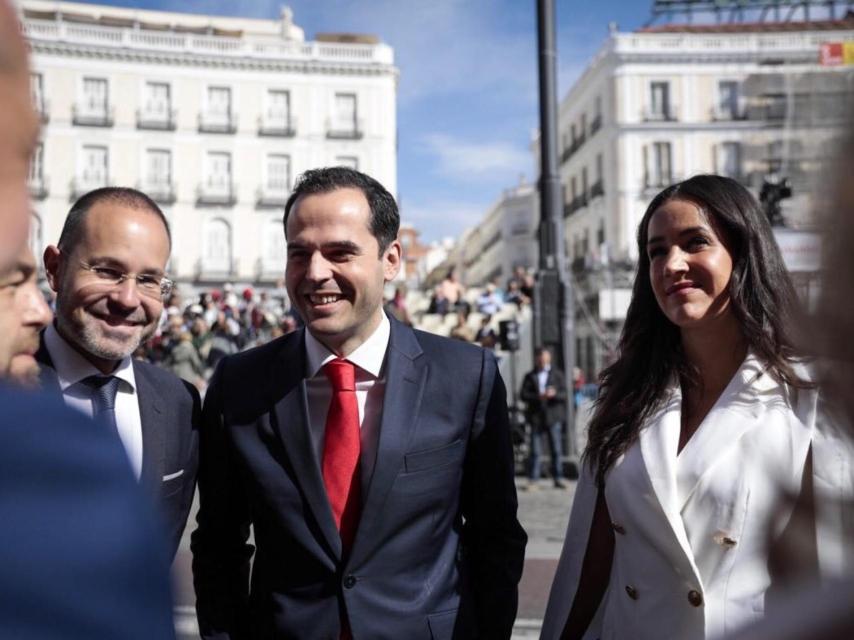 Begoña Villaís junto a Ignacio Aguado y Miguel Gutierrez.